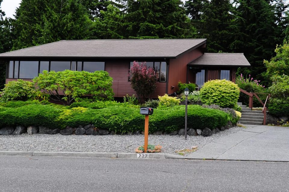 Welcome to your vacation getaway on quiet South Alder Street! Deer frequent here