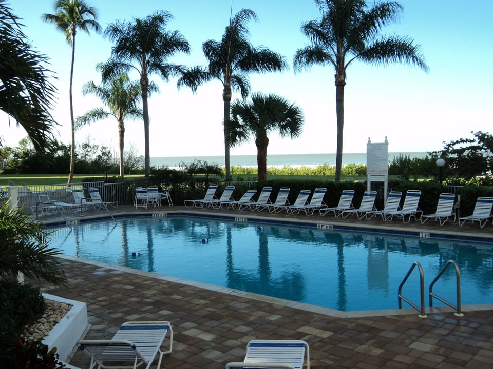 Pool , look at the ocean view.