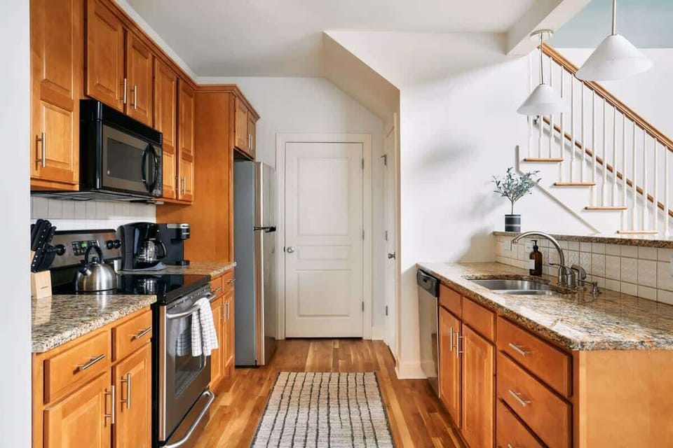 A fantastic kitchen equipped with everything you need to prepare delicious meals, or simply reheat leftovers from your new favorite restaurant. Enjoy the convenience and culinary possibilities!