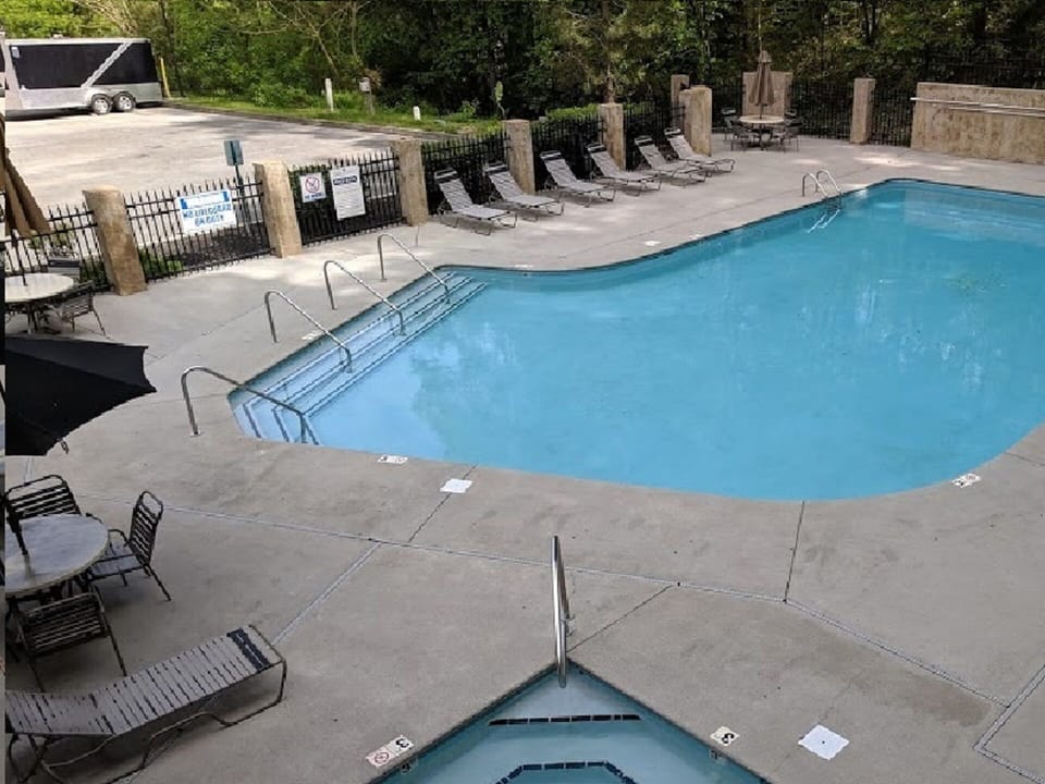 Pool. Free usage to all guests. Open Seasonally