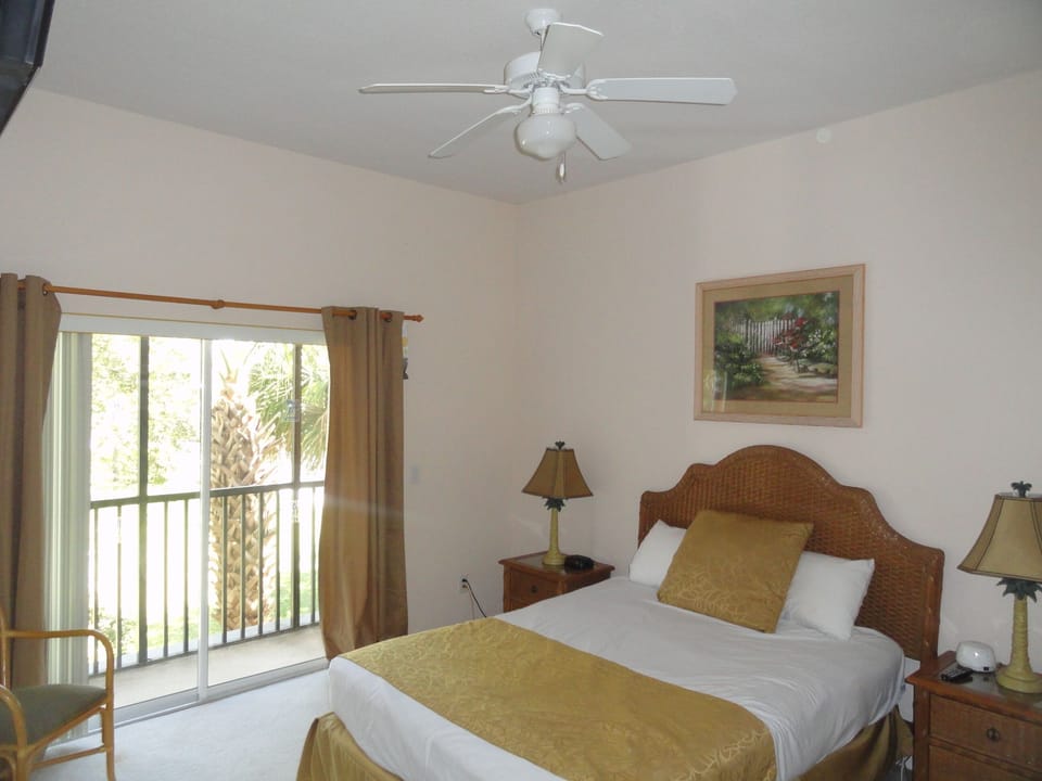 Queen Master BR w/ large 42 "flat screen TV, and small  balcony 