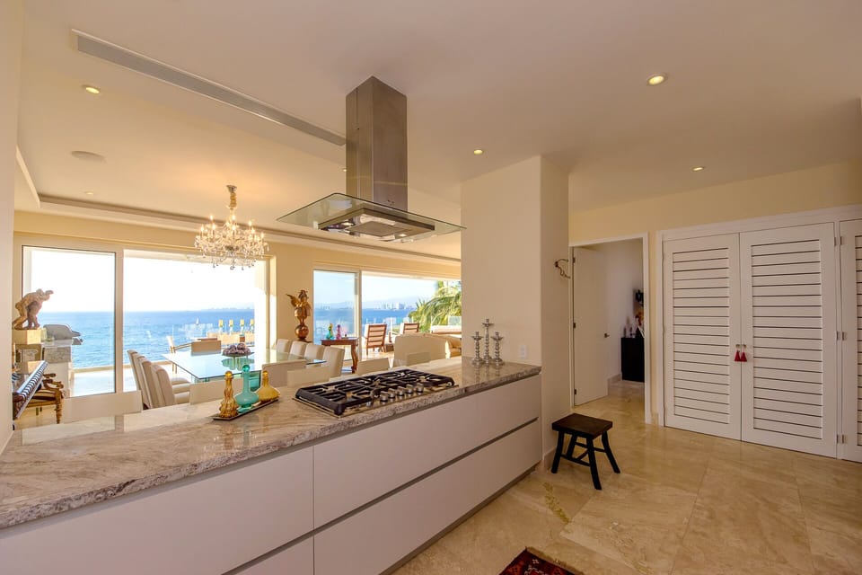 Fully Stocked Gourmet Kitchen with industrial gas stovetop&stainless appliances