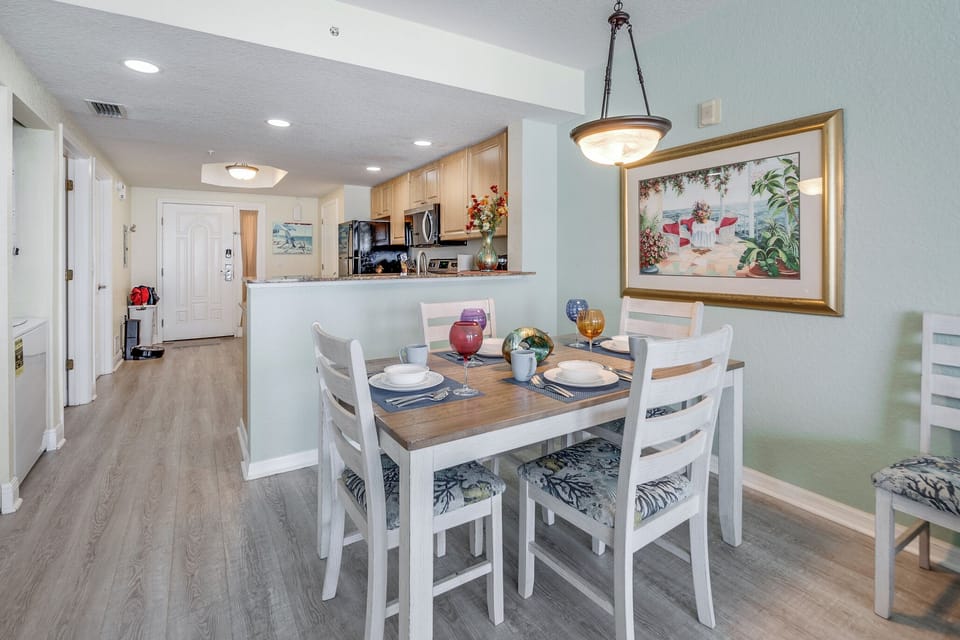 Dining area can seat 6 guests