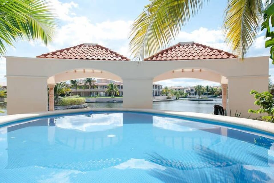 pool view front of lagon free kayaking 
