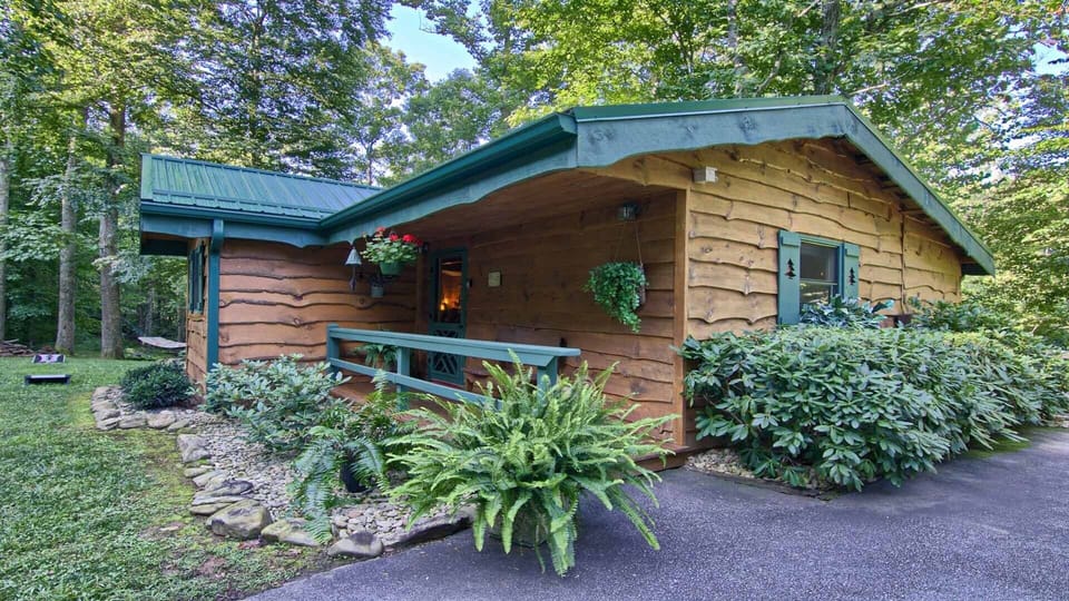Perfect, Relaxing, Creekside Retreat in the Mountains Awaits You!