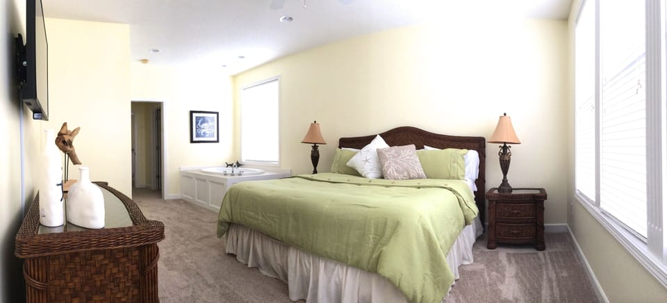 2nd floor master w/ jetted tub, TV, full bath, walkin closet, and king bed