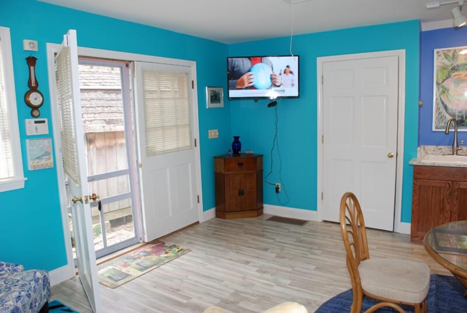 Flat screens, WiFi, Smart!