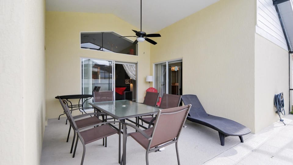 Fully Covered Patio For Your Outdoor Meals