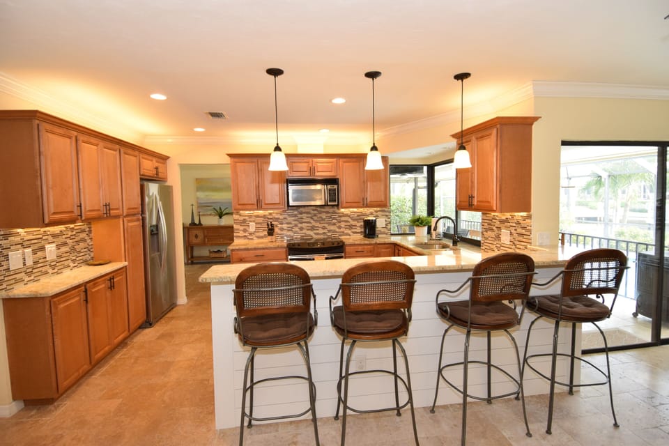 Bar sitting area that includes 4 bar chairs and a clear view of the kitchen.