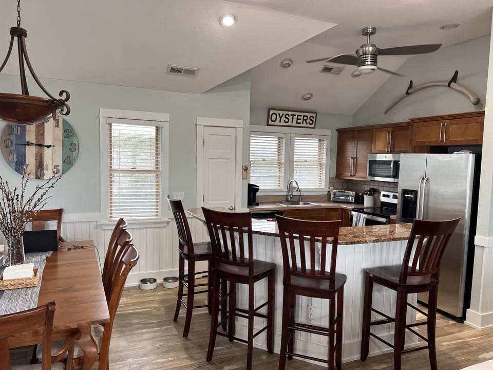 Dining & Kitchen Area