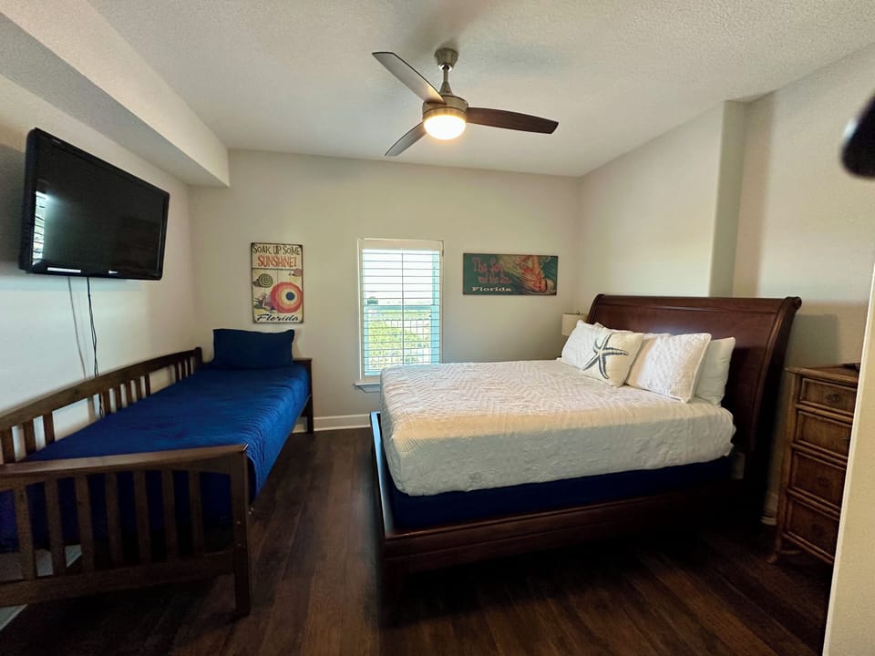 Guest room has a queen bed and a twin daybed with comfortable mattresses!