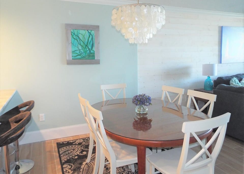 Seating for 8, 6 at table, 2 at breakfast bar 
