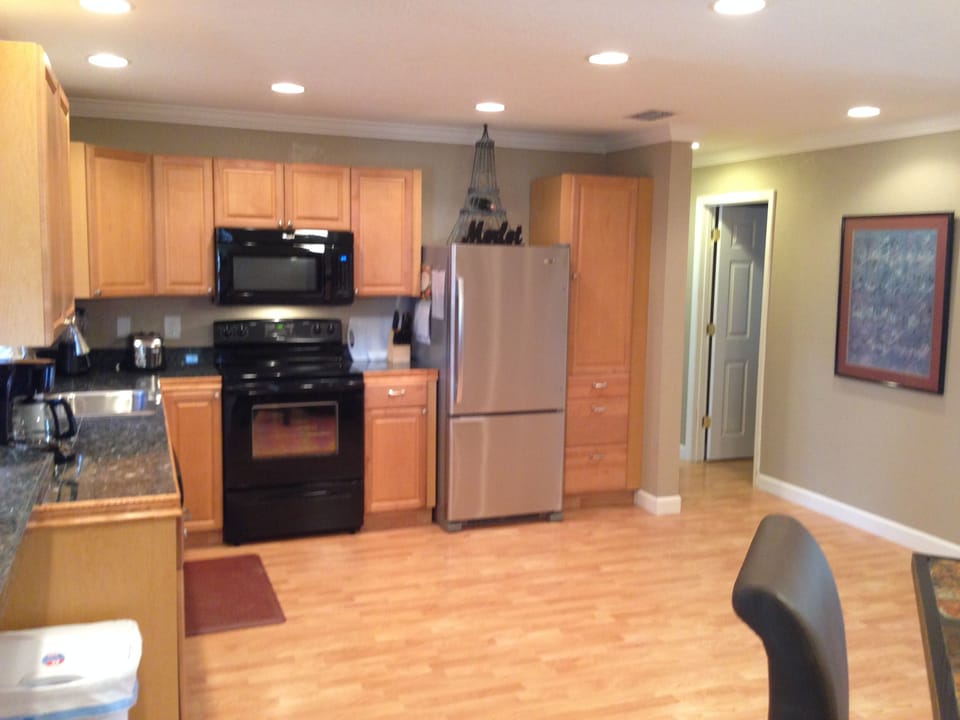 Large and bright kitchen with all new appliances and granite tile counter tops