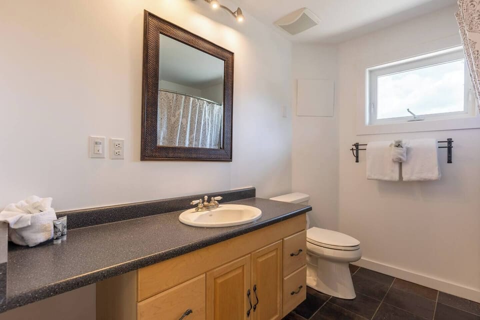 Main Bathroom | Bath & Shower