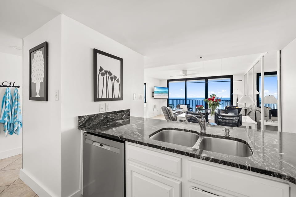 From quick breakfasts to relaxed dinners, the Gulf is always part of the experience.