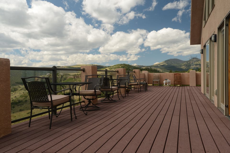 upper deck to the west