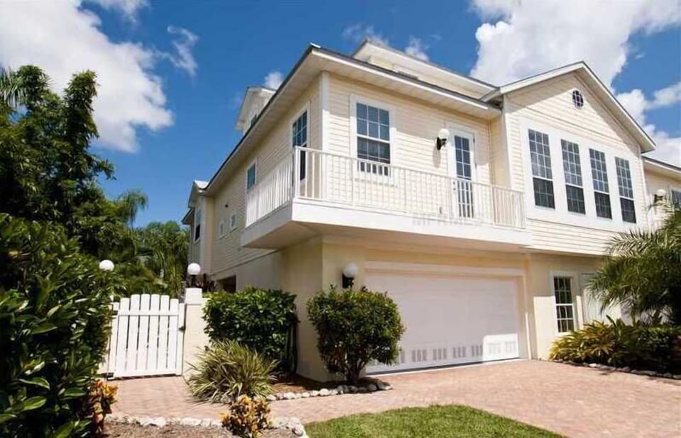 Front of and side entrance to 'A Pearl of a Beach Home.....