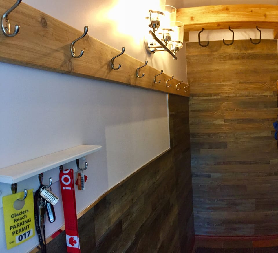 Entrance hall with coat hooks and 3 bike hanging hooks 