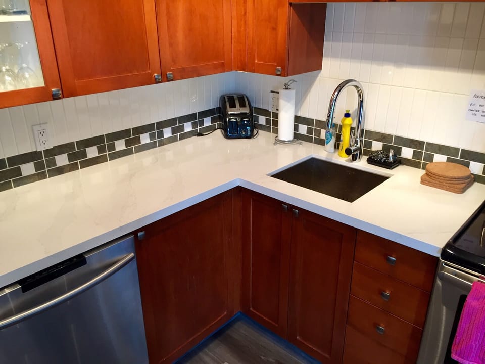 Quartz kitchen counter 