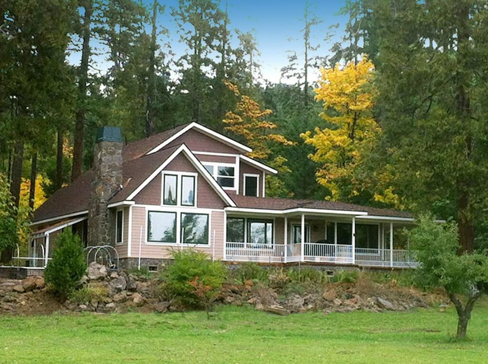 overlooks meadow w/ horses by day 'n elk & deer by night. Hike the woodlands
