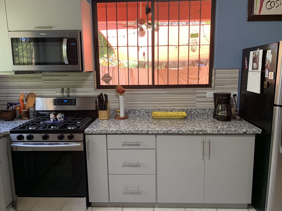 Brand new gas stove and microwave 2021