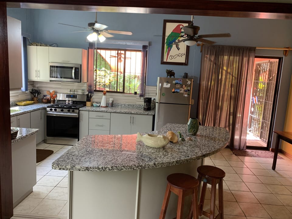 Brand new kitchen 2021 gas stove, hot water, FULLY-STOCKED 