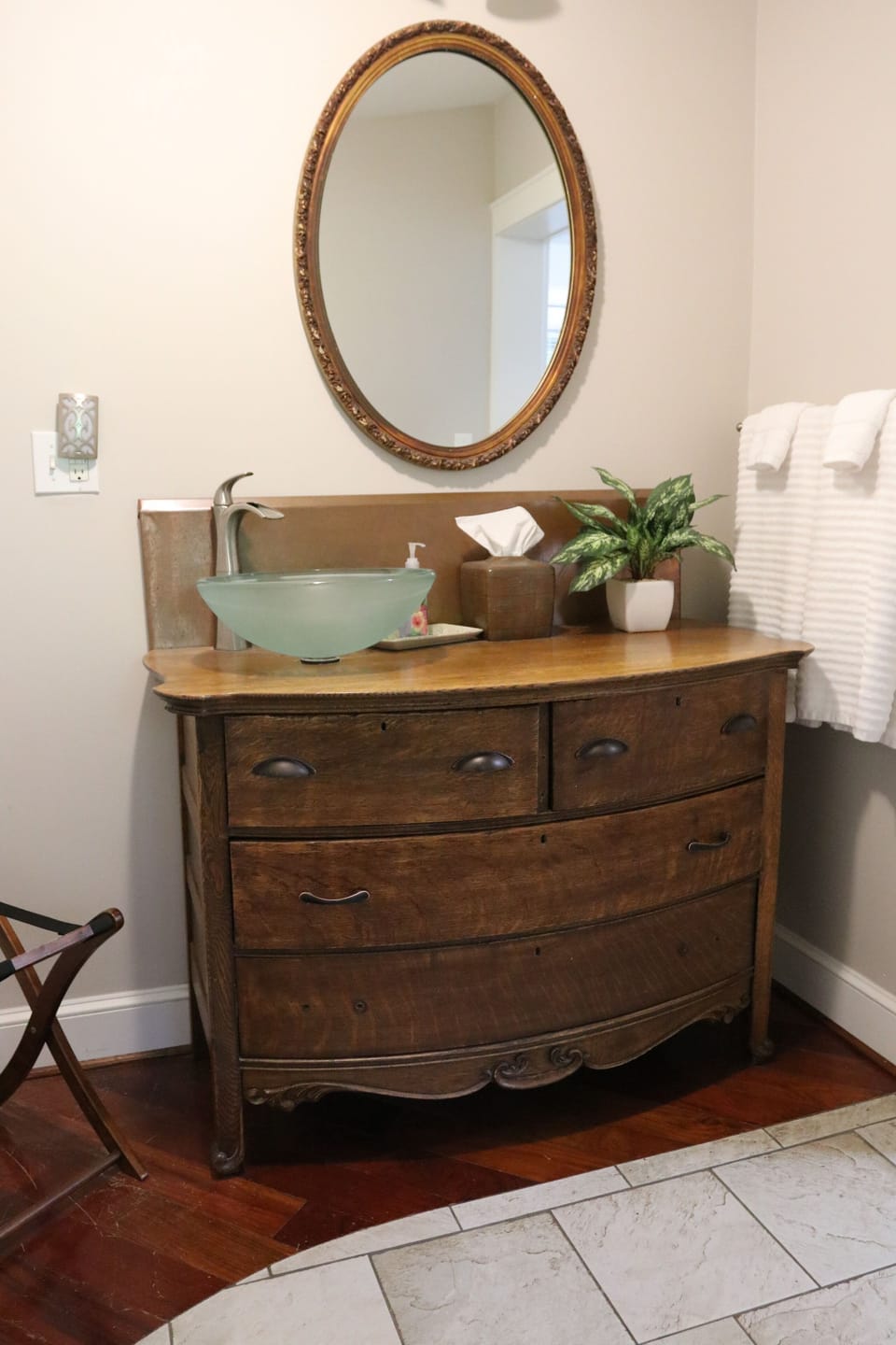 Second sink area in master bath ensuite