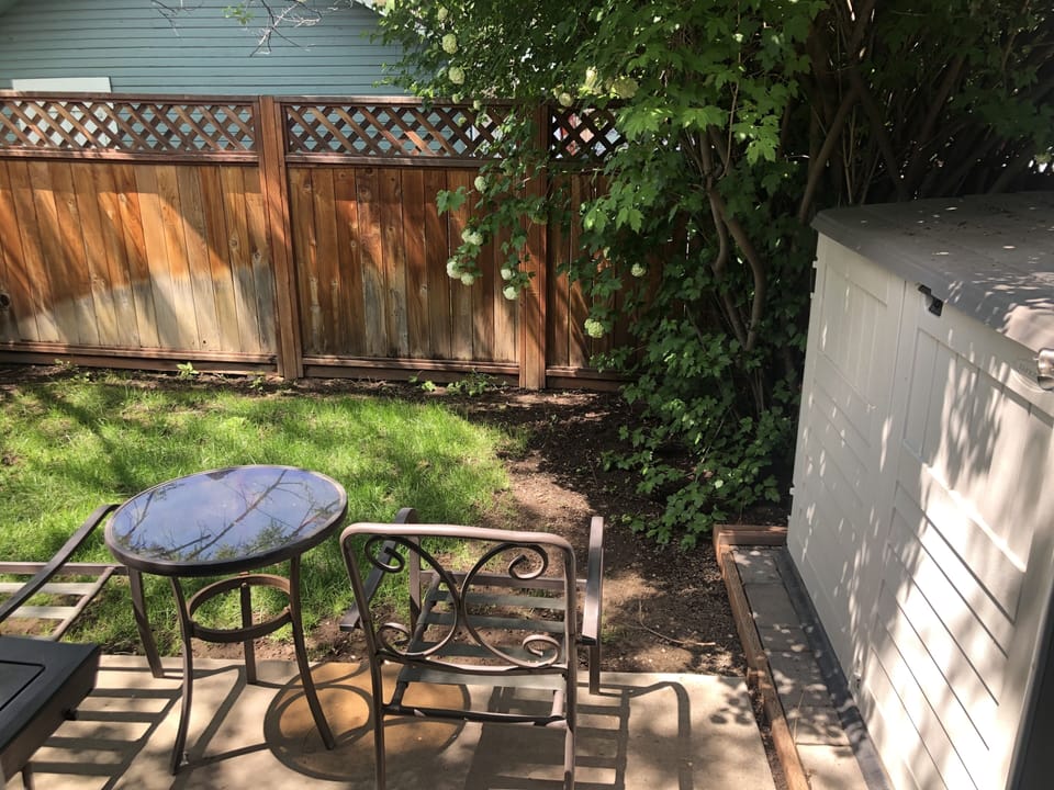 Back yard equipped with a storage shed 