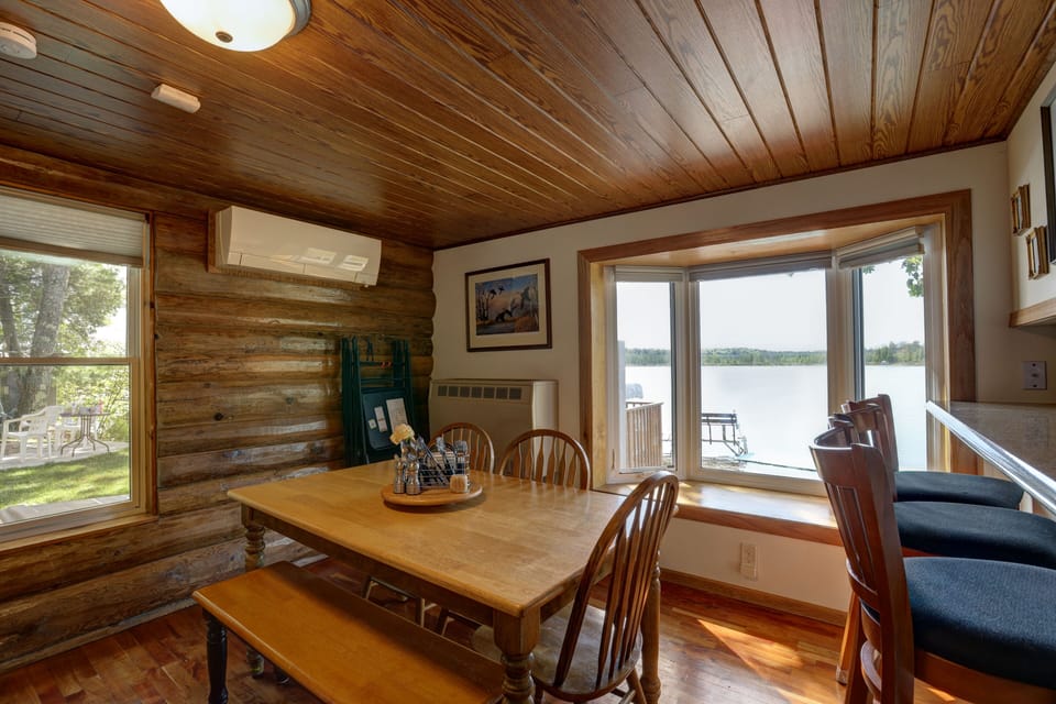 Table easily seats 6 people plus room for 3 at the bar area.