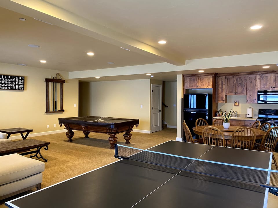 Ping pong table 