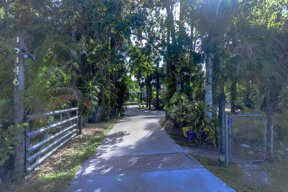 Front street view drive. Lots of green