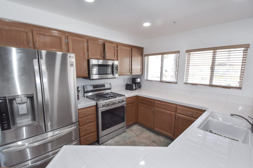 Kitchen (main floor)