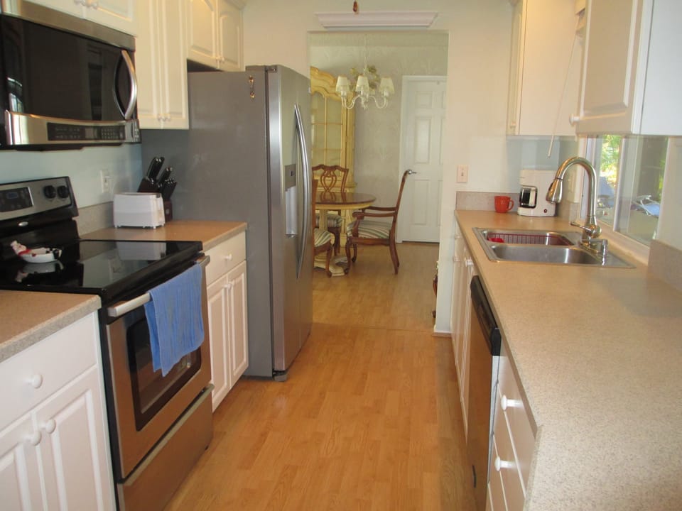 Well furnished kitchen meets your dining-in needs. 