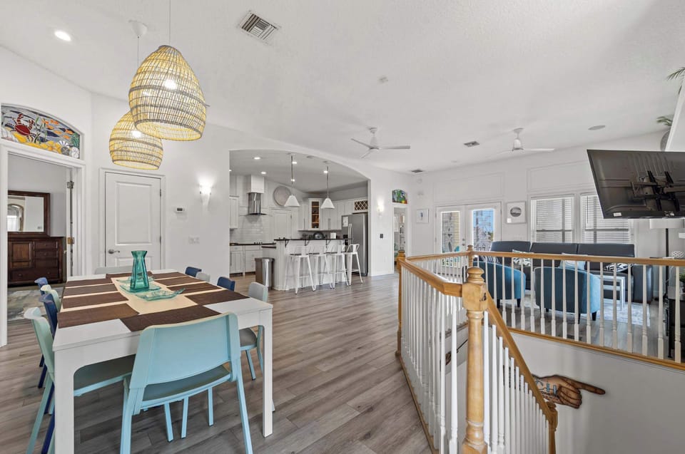 Kitchen w dining up to 10