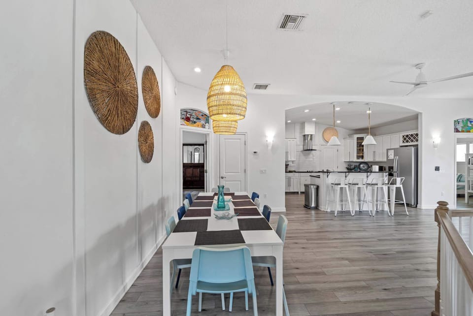 Kitchen w dining up to 10