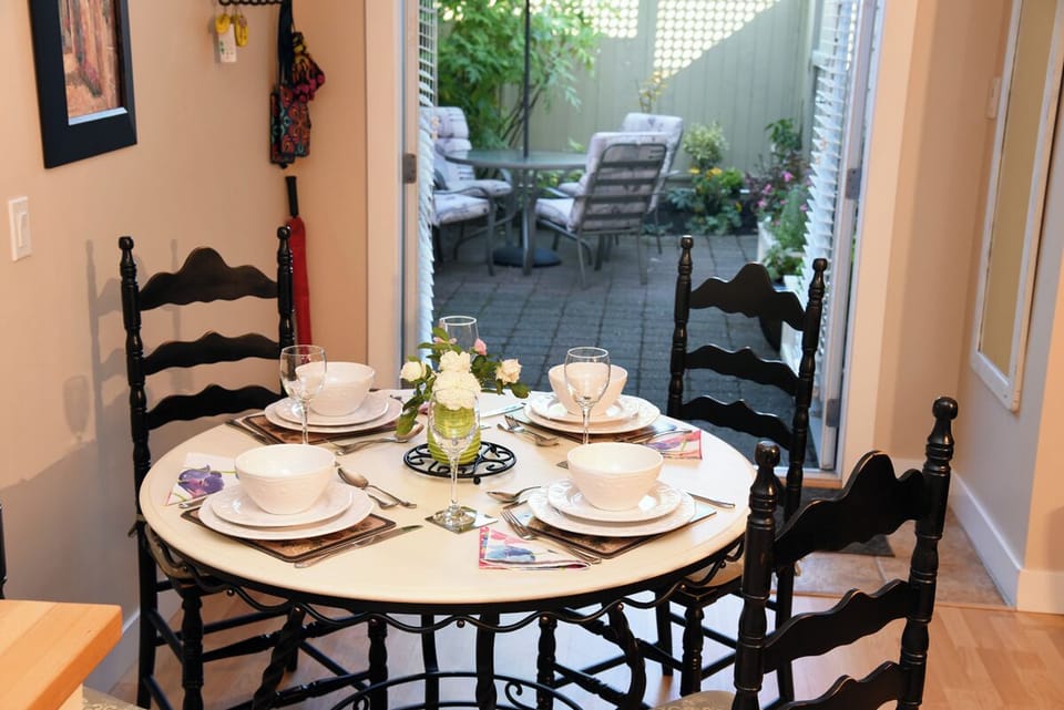 Inside / Outside Dining