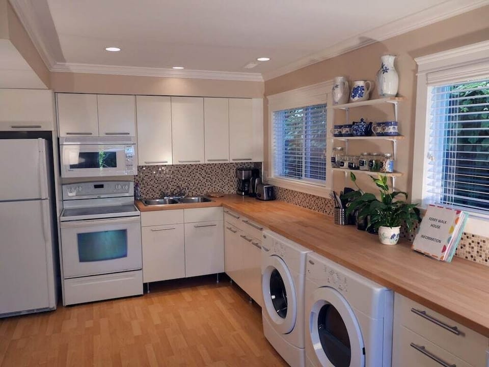 Lots of counter space!!
