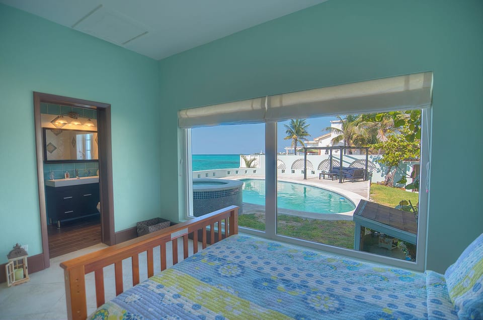 2nd bedroom facing the pool and the ocean, with full bath and TV