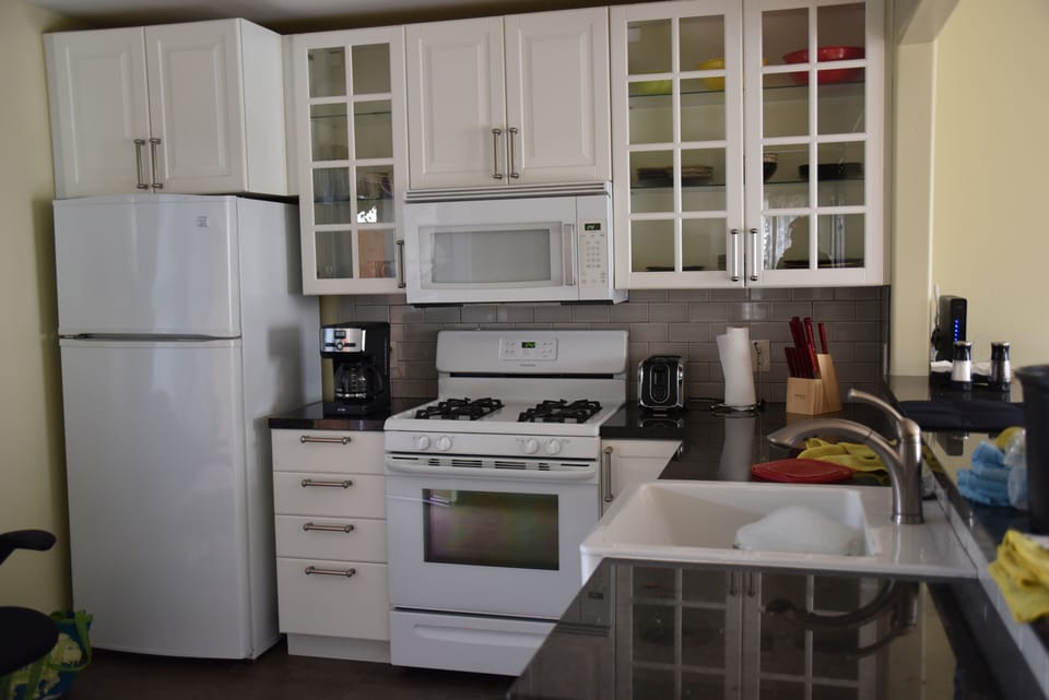 Newly renovated, fully stocked kitchen