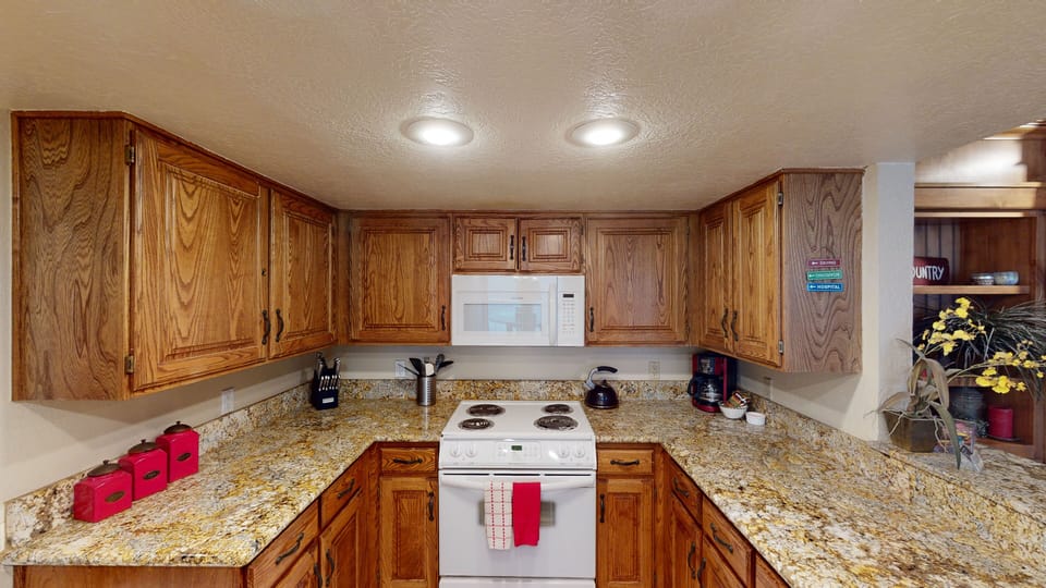 Full Kitchen w/ Full Size Refrigerator, Stove Top, Dishwasher, Oven & Microwave