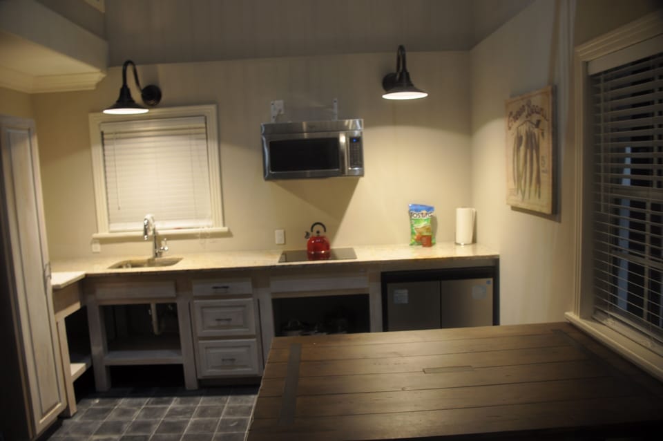 Cottage kitchen with stovetop, fridge and microwave
fully equipped with utensils