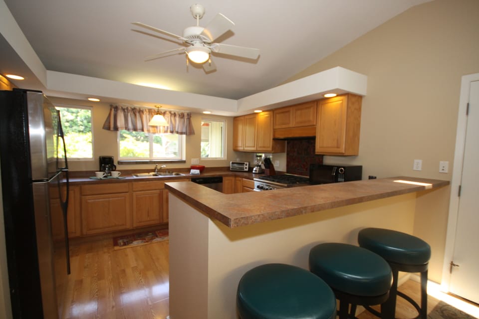Full Kitchen with Breakfast Bar
