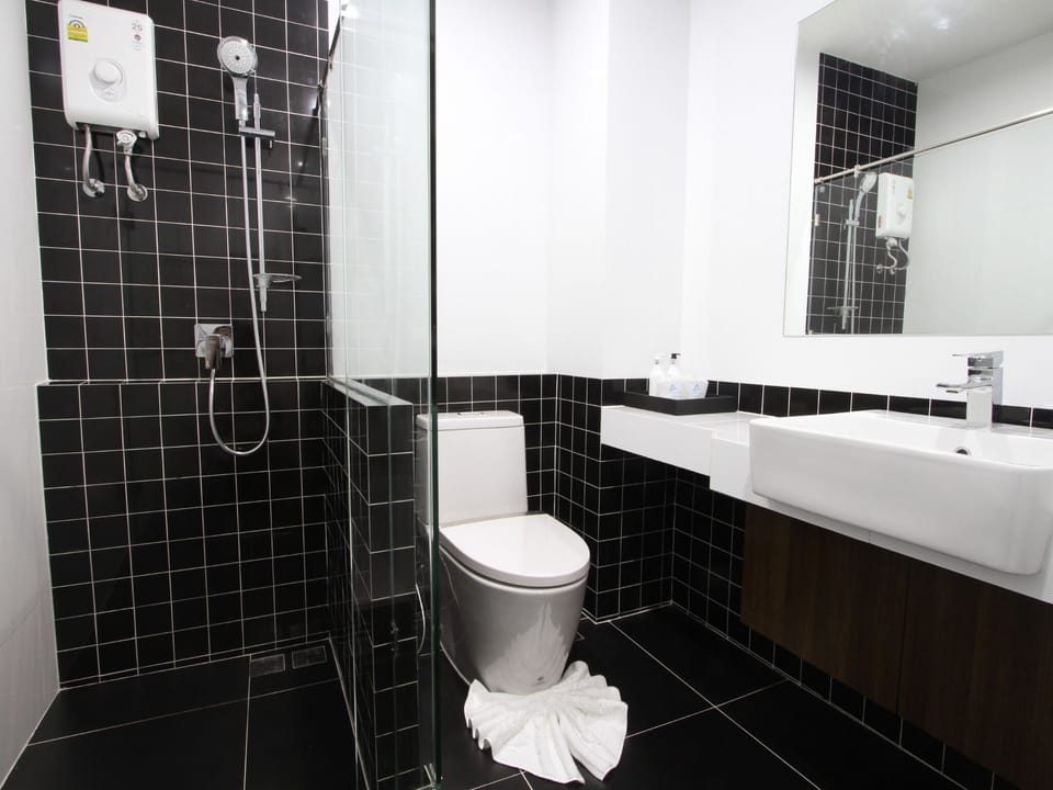Family Room | Bathroom | Shower, rainfall showerhead, free toiletries, towels