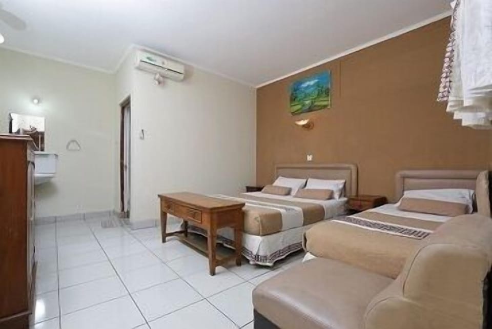 Triple Room | Desk, rollaway beds, free WiFi