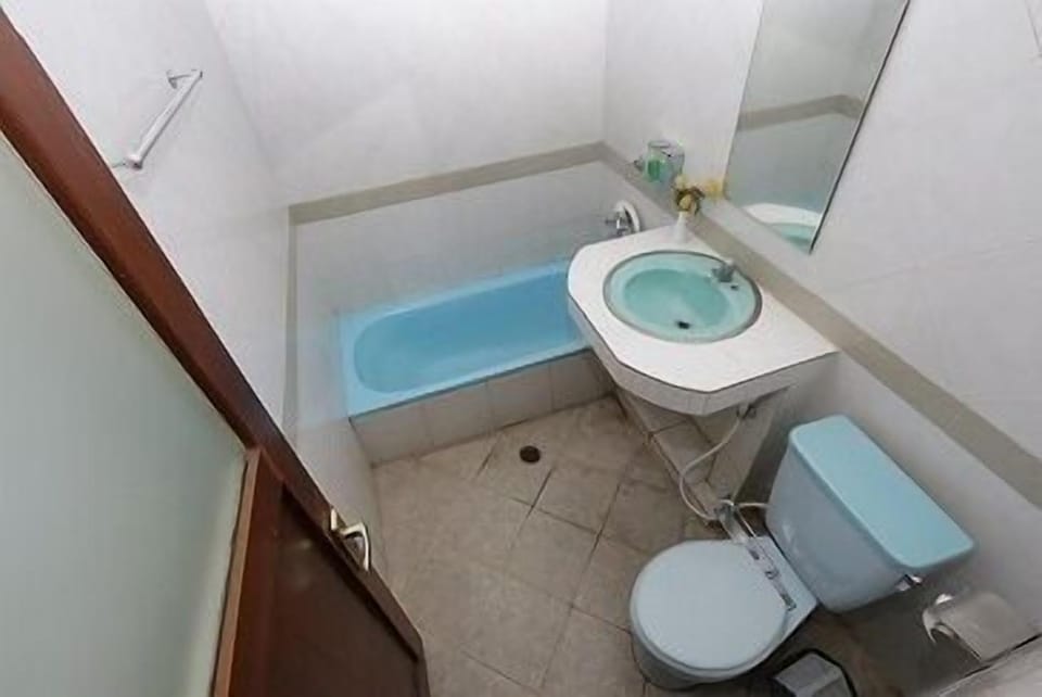 Studio | Bathroom | Shower, free toiletries, hair dryer, slippers