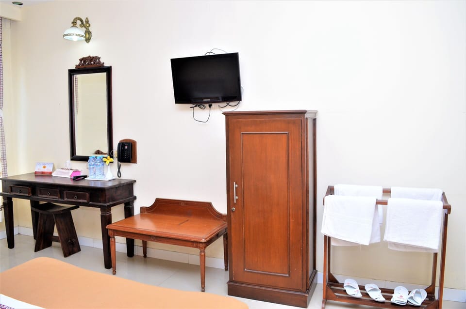 Desk, soundproofing, rollaway beds, free WiFi