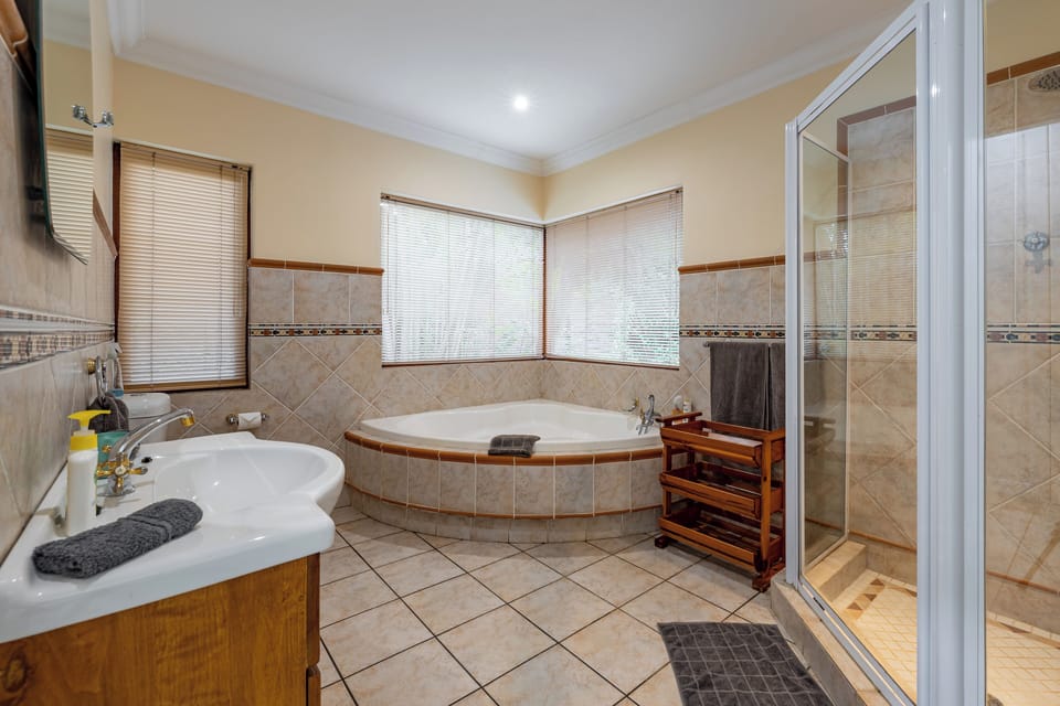 Luxury Double Room | Bathroom | Free toiletries, hair dryer, towels