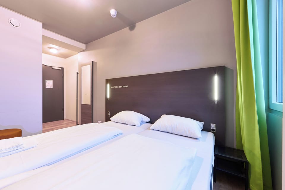 Twin room for Single use | Free WiFi, bed sheets, wheelchair access