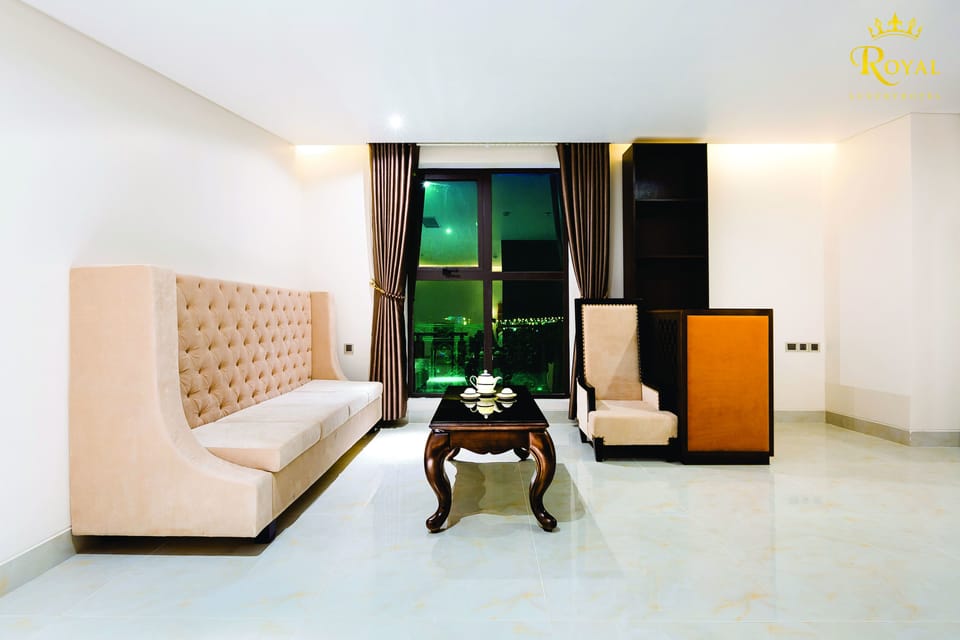 Suite | Living area | Flat-screen TV