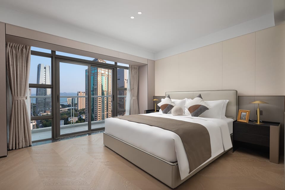 Premium bedding, in-room safe, blackout drapes, soundproofing